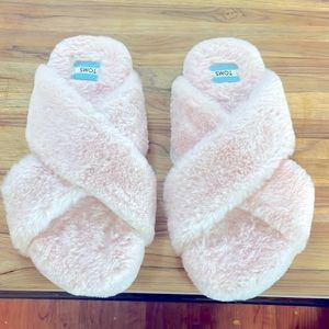 TOMS Faux Fur Slippers Size 8